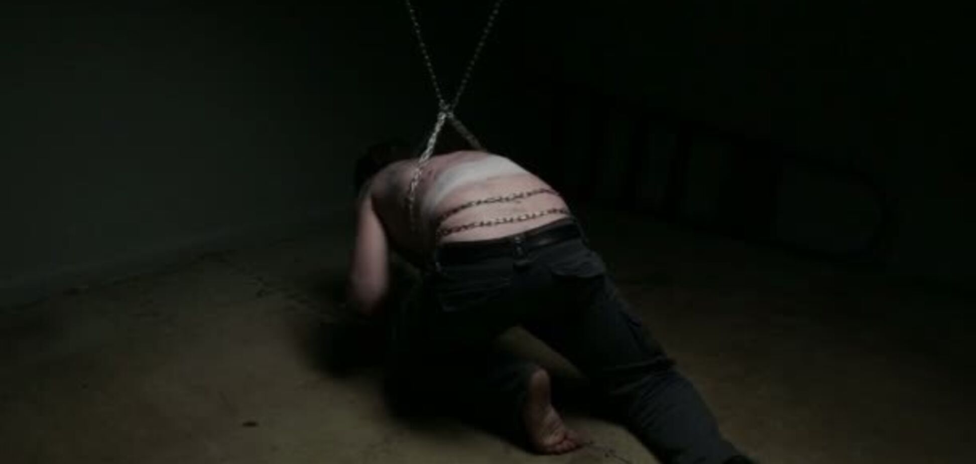 Прикували ланцюгом і катували: в Дніпрі познущалися над чоловіком