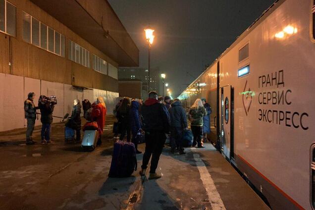В Крым приехал первый поезд оккупантов из России: фото и видео