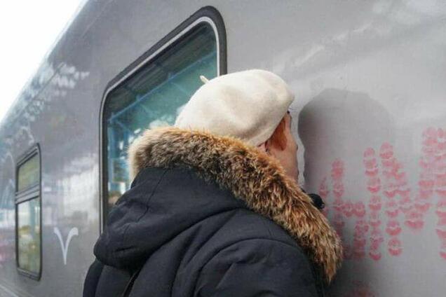 В Севастополе целовали поезд Путина