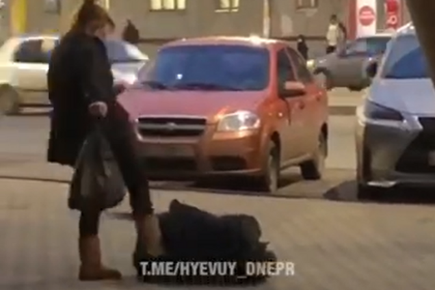 У Дніпрі жінка прилюдно побила чоловіка ногами: відео інциденту