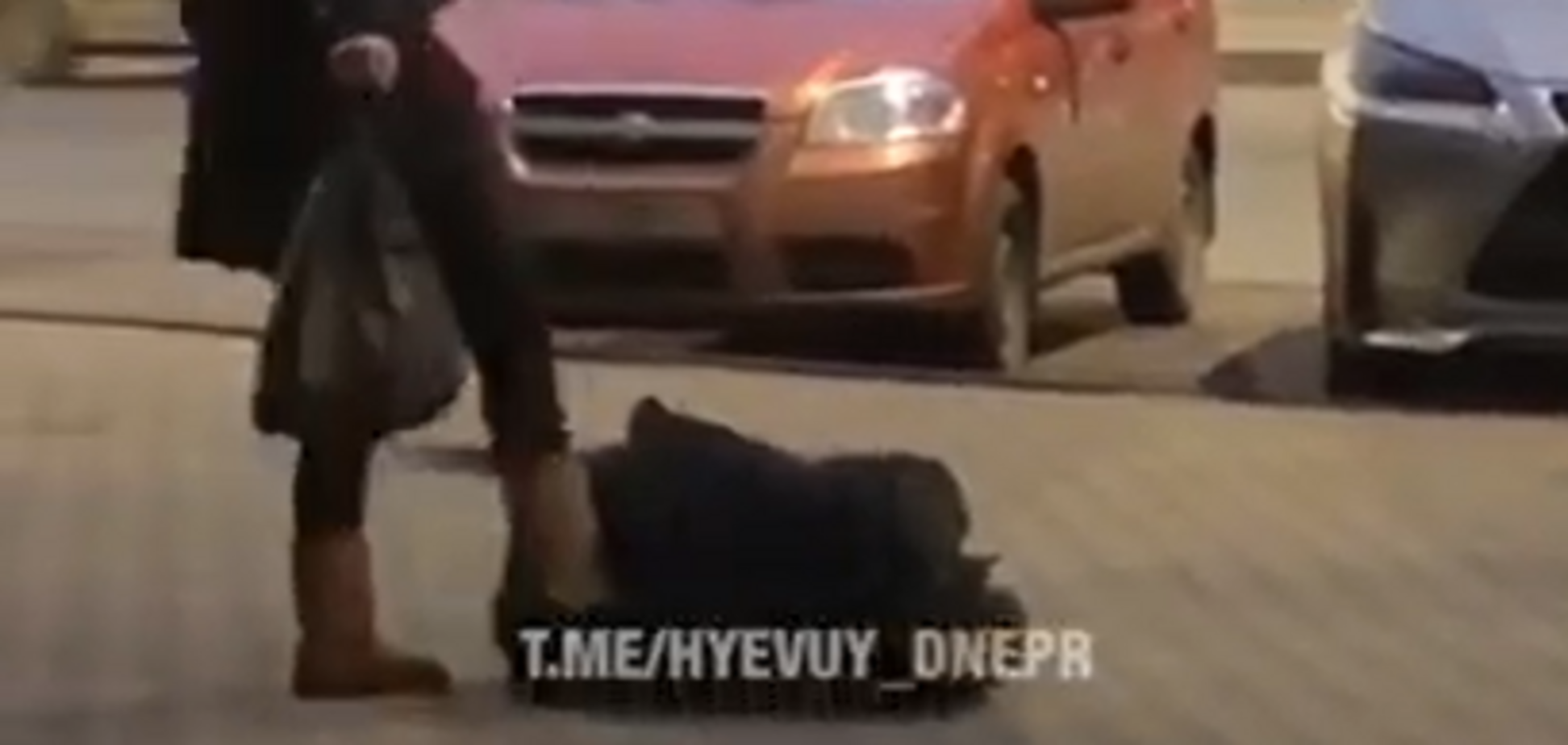 У Дніпрі жінка прилюдно побила чоловіка ногами: відео інциденту