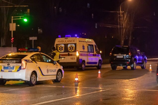 Чудом не попал под колеса: в Днепре мужчина упал на проезжую часть. Видео