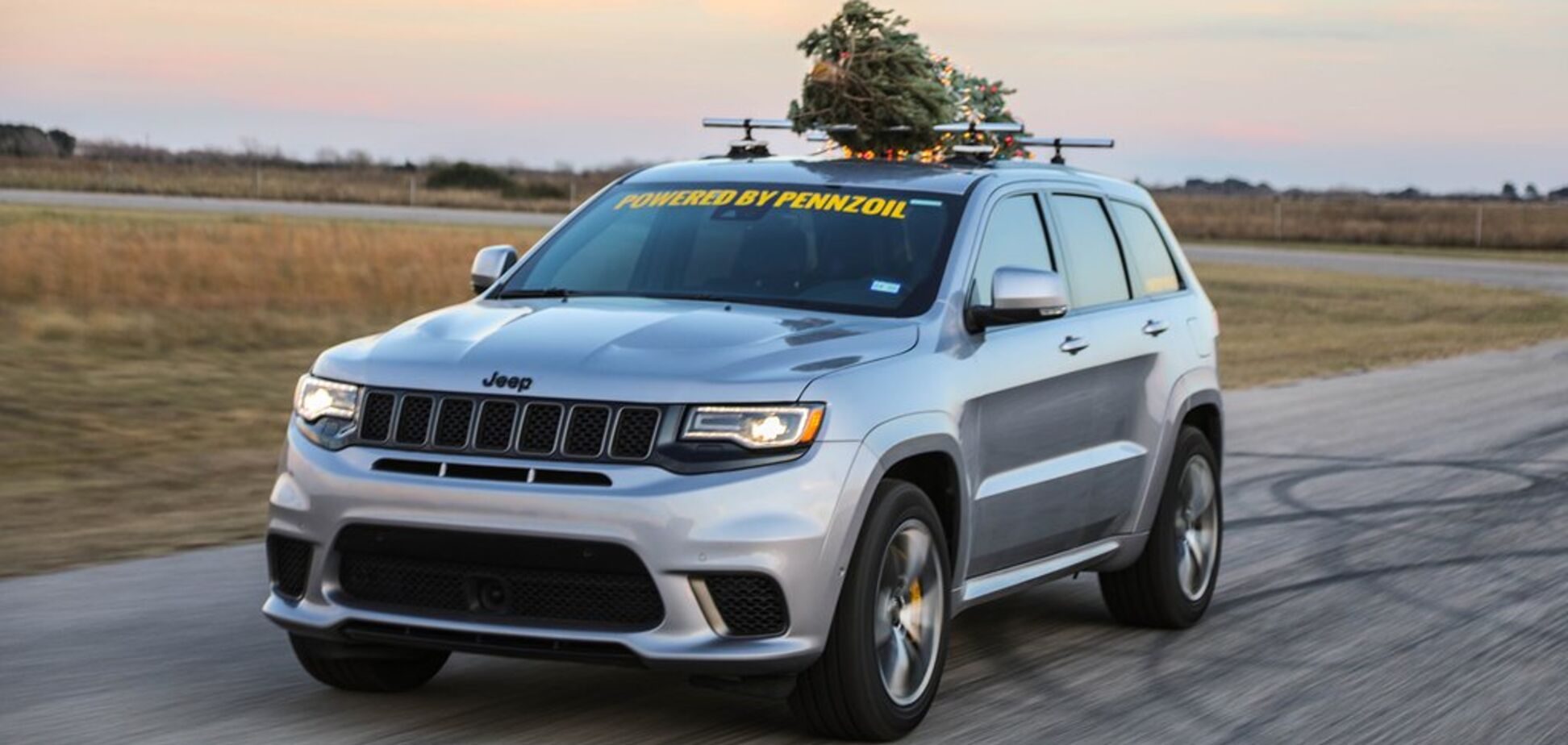 Новогоднюю елку разогнали до 290 км/ч: захватывающее видео