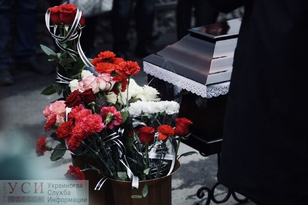 Море квітів і сльози: з'явилися фото з похорону студенток, що згоріли в Одесі