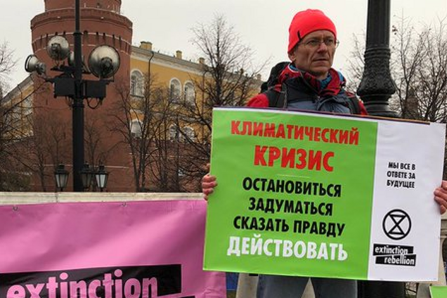 Прикував себе і пообіцяв не йти: в Москві активіст висунув жорсткі звинувачення проти політики Кремля