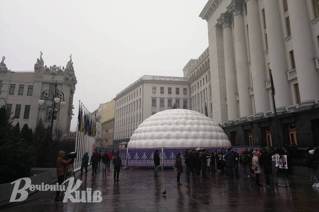 В Киеве во Офисом президента установили загадочную юрту