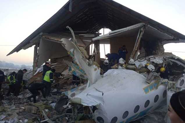 Все в крові й моторошні крики: пасажири розповіли подробиці аварії літака в Казахстані