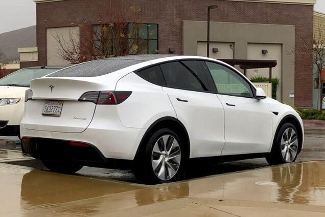 Новий кросовер Tesla нарешті спіймали в усій красі: живе відео