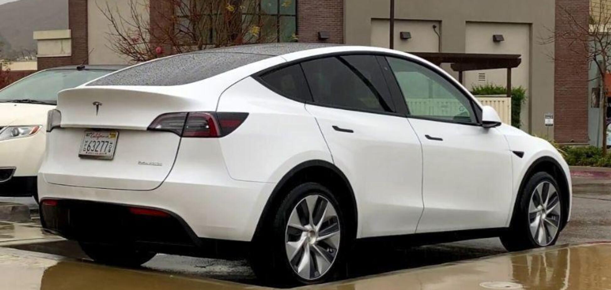 Новый кроссовер Tesla наконец-то поймали во всей красе: живое видео