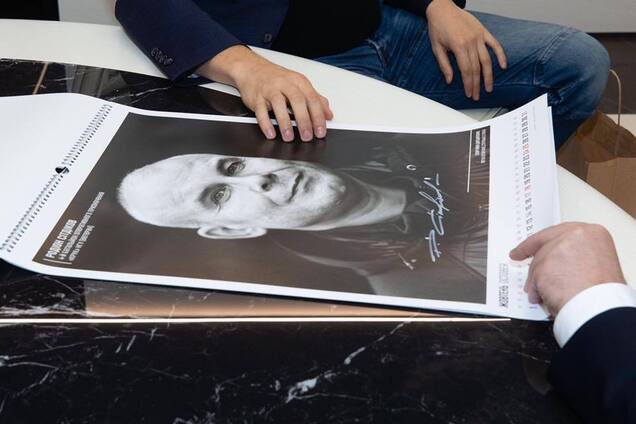 "С несокрушимыми и непокорёнными": Порошенко получил уникальный календарь от "Вернись живым"