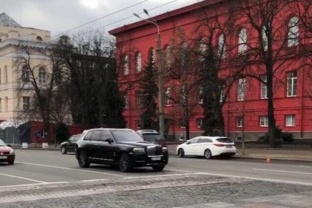 Позашляховик за 450 000 євро зняли на відео біля вишу у Києві