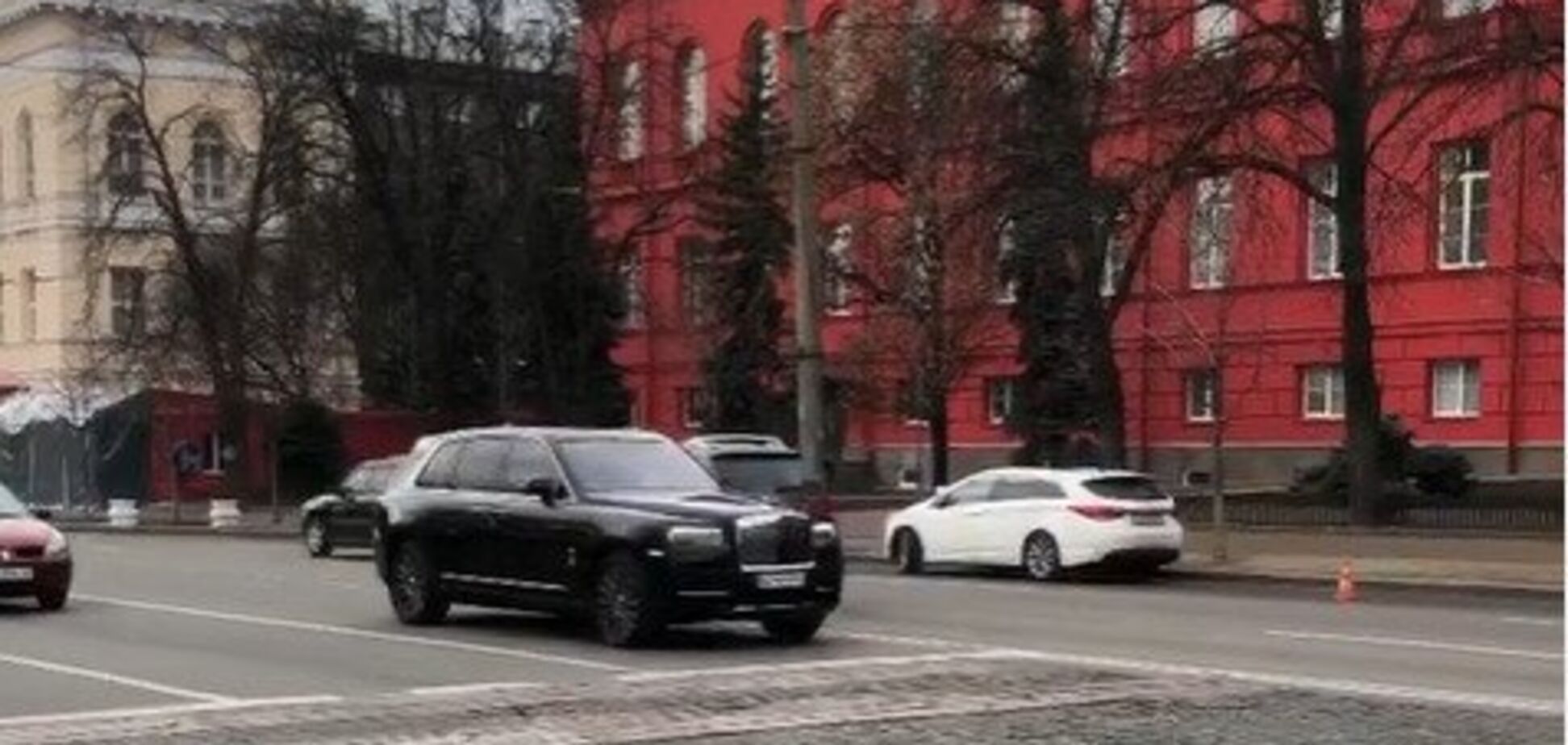 Внедорожник за 450 000 евро засняли на видео возле ВУЗа в Киеве