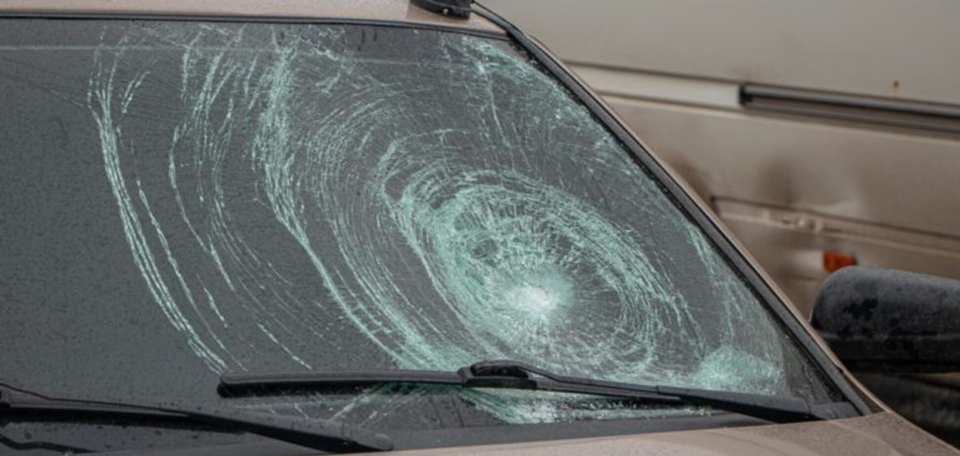 В Днепре на пешеходном переходе авто сбило подростка: фото аварии