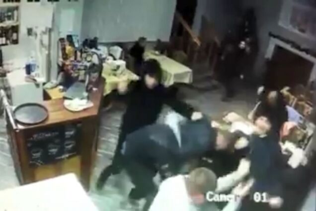 У Мукачеві кийками побили відвідувачів кафе: бійня потрапила на відео