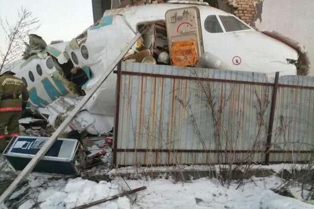 В Казахстане рухнул самолет с сотней людей: первые видео с места ЧП
