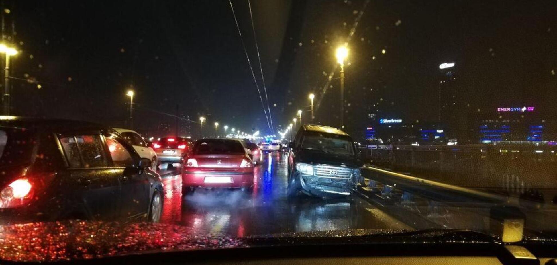 В Киеве на мосту Патона пьяный протаранил 10 авто