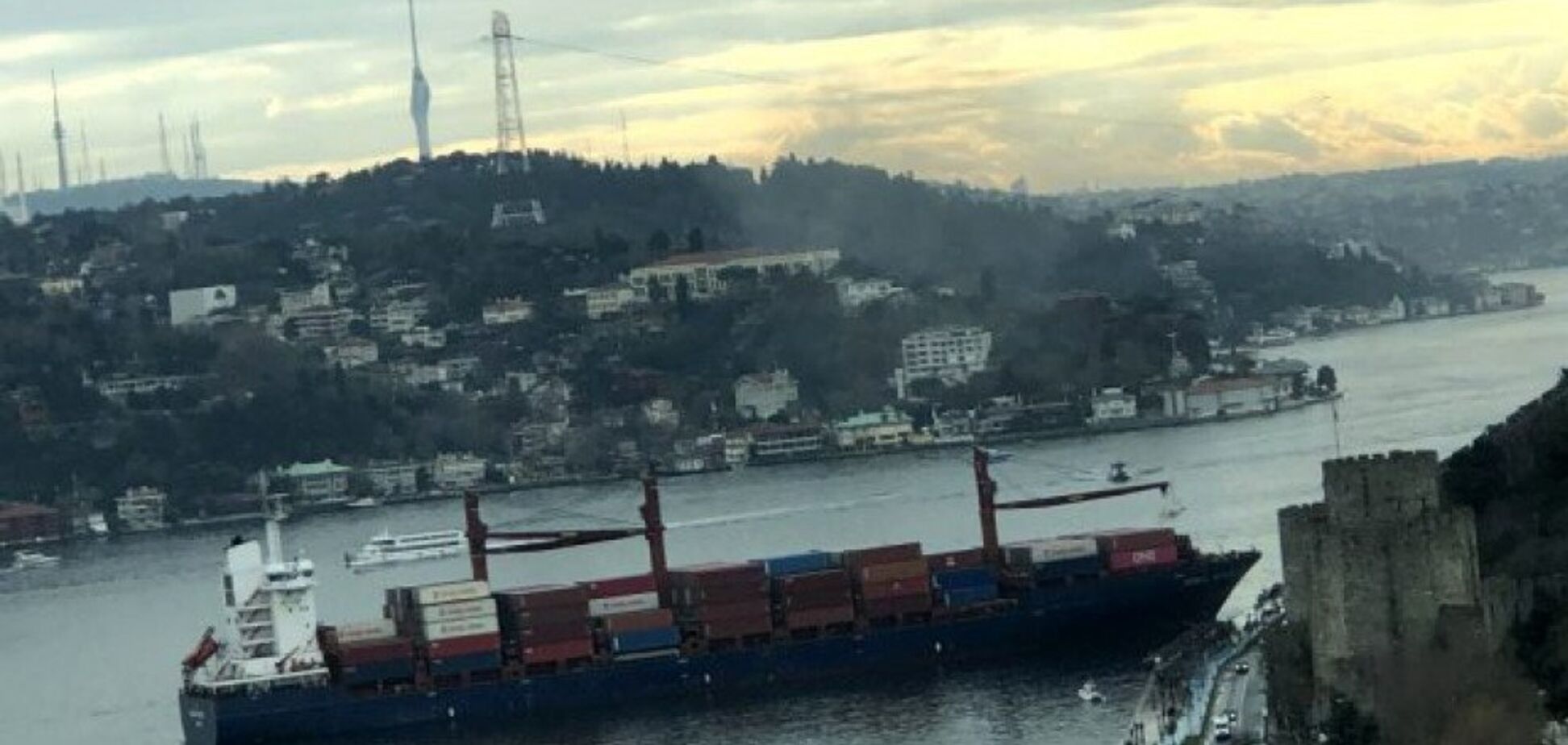 Следовавший из Одессы контейнеровоз устроил аварию в Босфоре 
