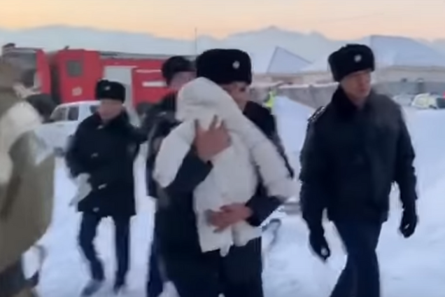 Лежав на грудях матері: на місці катастрофи літака в Казахстані врятували немовля. Зворушливе відео
