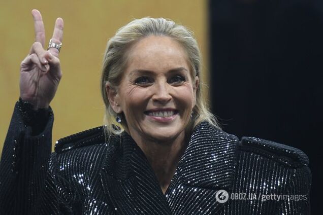 Без лифчика и макияжа: 61-летнюю Шэрон Стоун застукали в салоне красоты