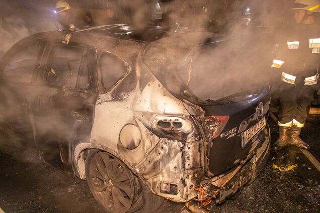 У Дніпрі дотла згоріла іномарка. Фото