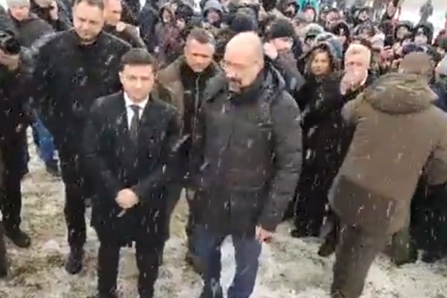 Обступив спецназ: Зеленський здивував посиленою охороною на Прикарпатті. Відео