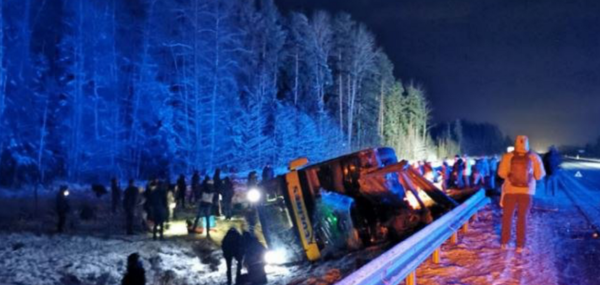 В Эстонии автобус из России попал в серьезное ДТП: фото и видео с места