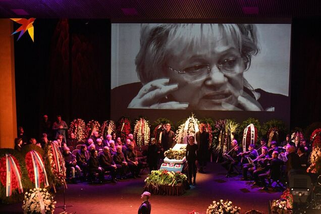 В Москве прощаются с Волчек: онлайн-трансляция и фото