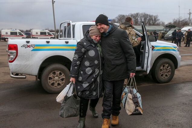 Україна "витягла" полонених з ОРДЛО. Ілюстрація