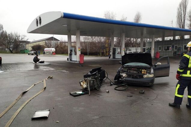 На Дніпропетровщині автомобіль влетів у заправку: дивом ніхто не постраждав. Фото