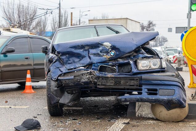 Пытался 'проскочить' светофор: в Днепре в тройном ДТП пострадало два человека. Видео