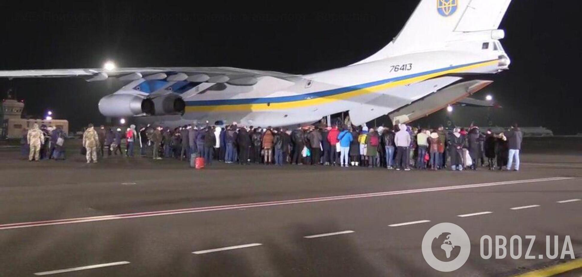 Вдома! З'явилися перші фото звільнених з полону українців в 'Борисполі'