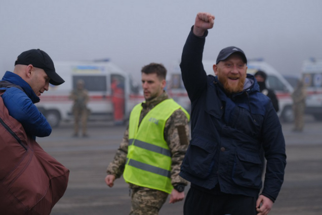 З пакетами – на вихід: у мережі показали, кого Україна видала 'Л/ДНР'