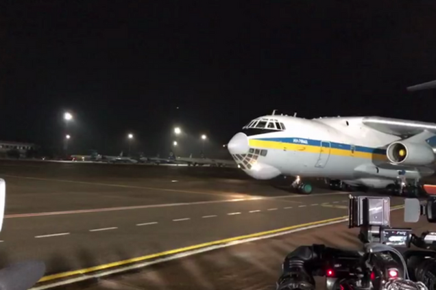 Літак з українськими полоненими приземлився в 'Борисполі': перші фото і відео
