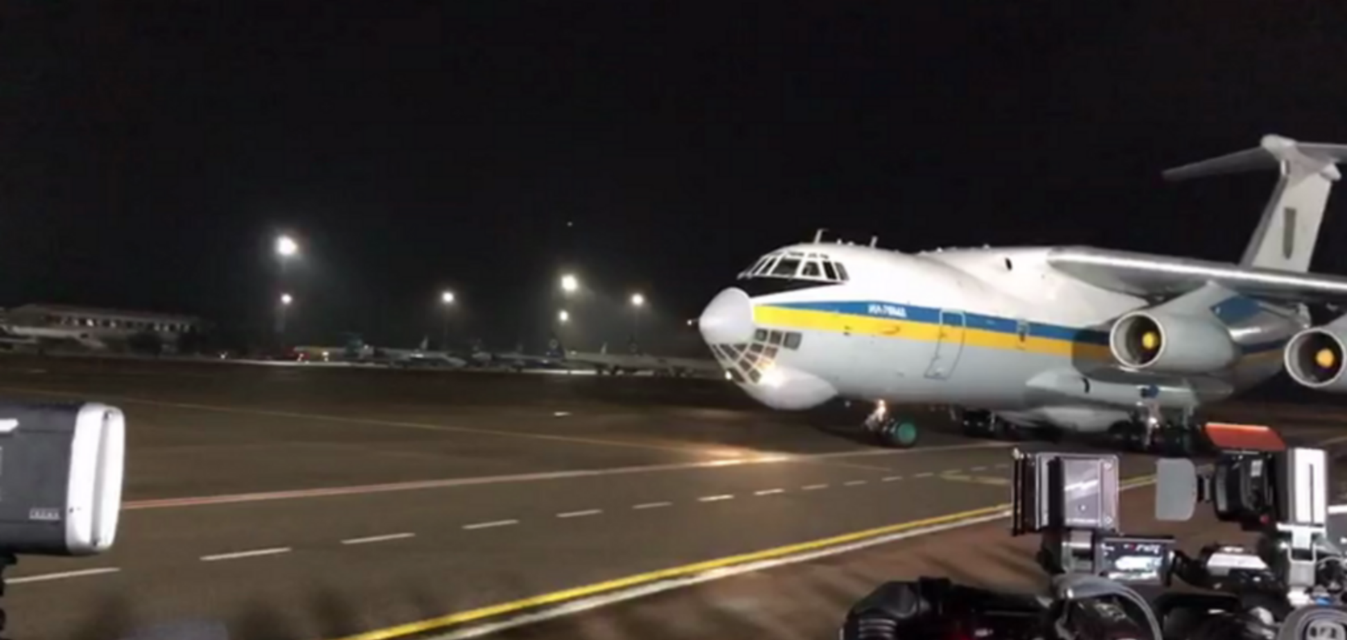 Самолет с украинскими пленными приземлился в 'Борисполе': первые фото и видео
