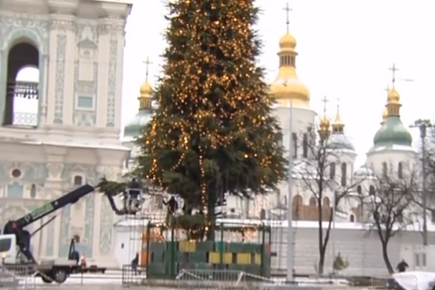"Вже майже готова!" У Києві показали, як збирають ялинку до Нового року-2020