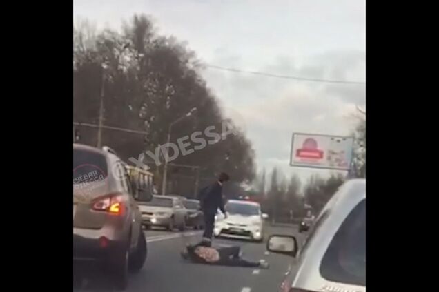 В Одесі хлопець під наркотиками кинувся під авто: в мережу потрапило відео
