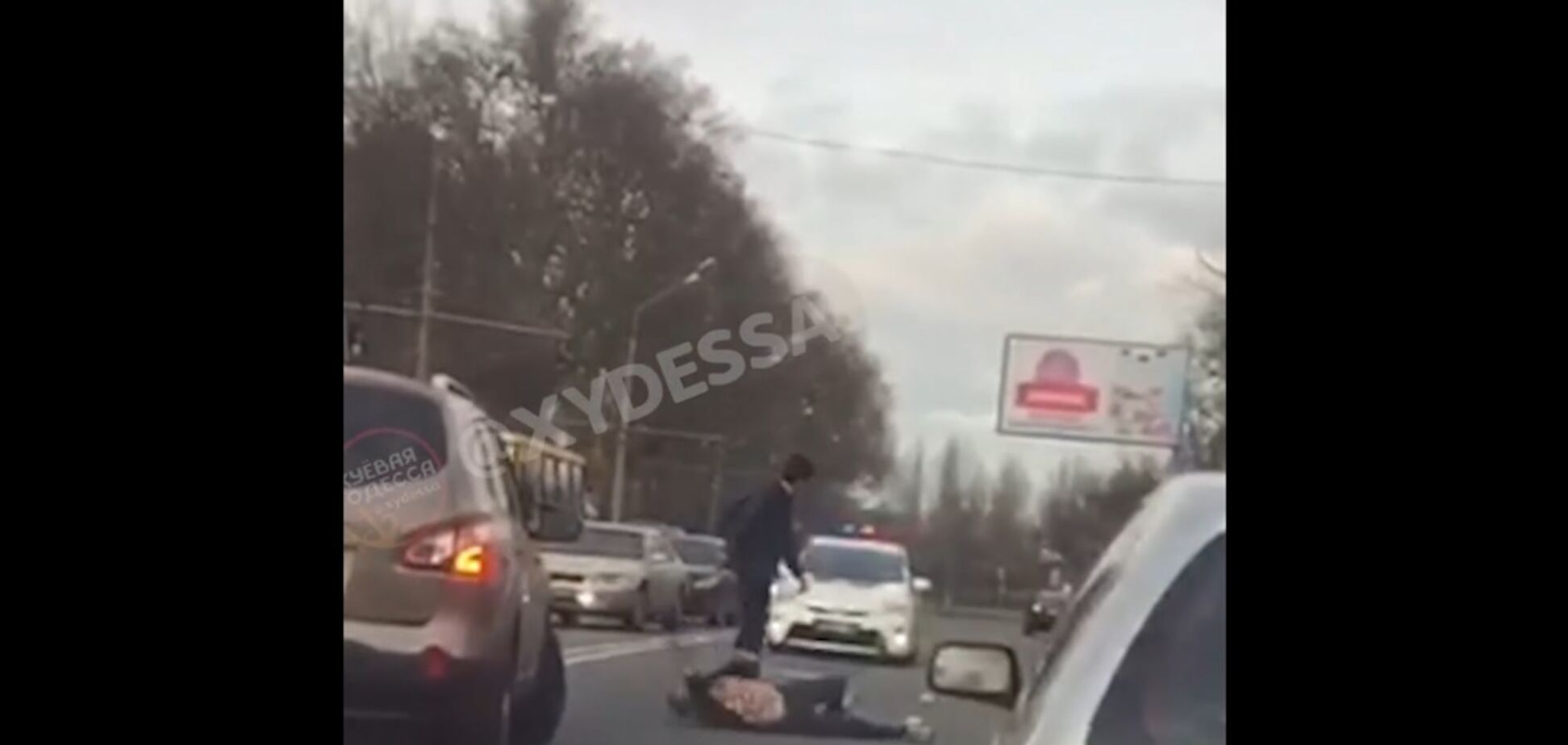  В Одессе парень под наркотиками бросился под авто: в сеть попало видео