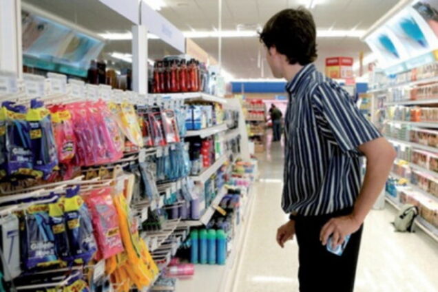 Под Днепром малолетний вор дерзко обокрал магазин: в сети появилось видео