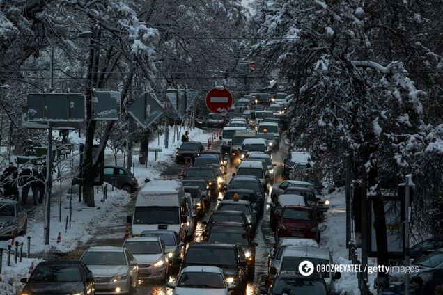 Тягнуться кілометри: Київ завмер у заторах через сніг. Карта