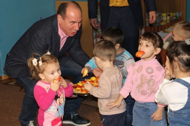 'Дешевый пиар!' Глава ОГА похвастался помощью детям-сиротам и нарвался на критику