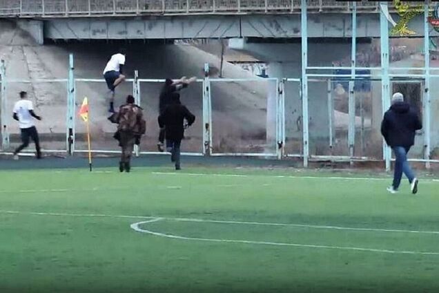 С моста в реку: футболист в России прыгнул в ледяную воду во время игры