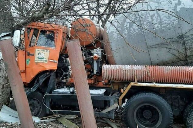 Зніс паркан і влетів у двір: під Києвом сталася смертельна ДТП із бетонозмішувачем