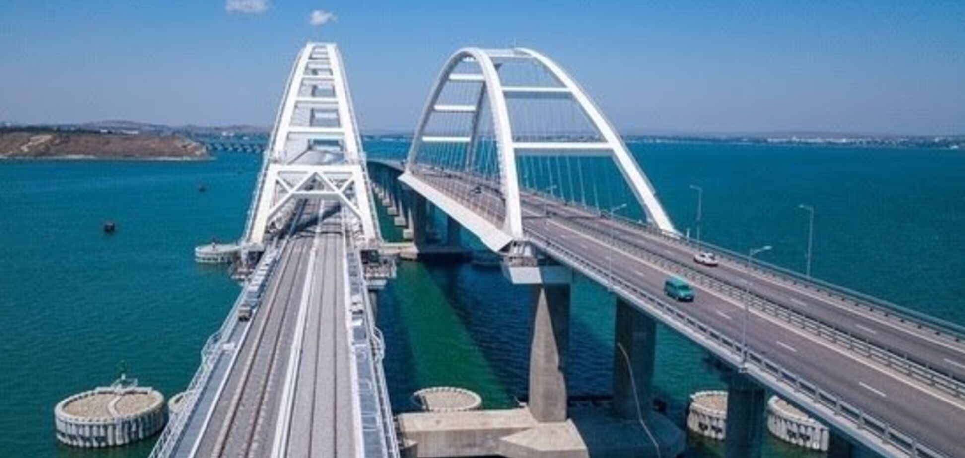 'Прогнулся' от бешеного трафика: свежие фото Крымского моста попали в сеть