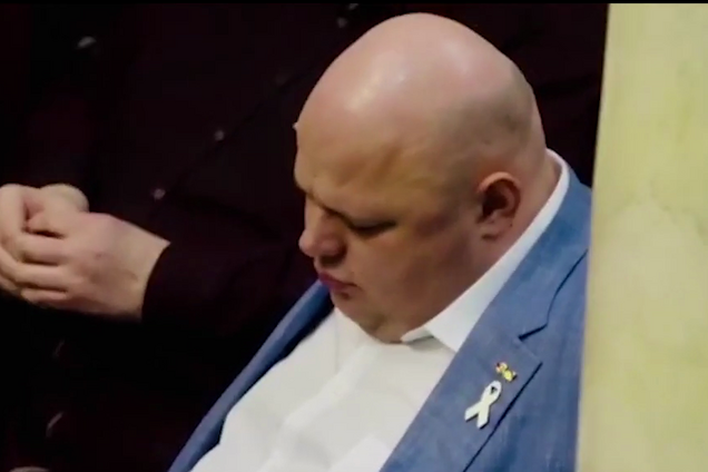 Нардеп от 'Слуги народа' заснул в Раде. Видеофакт