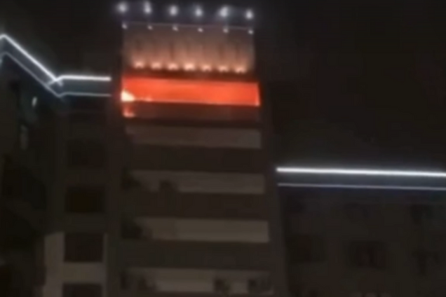 Спалахнув верхній поверх: у Києві потужна пожежа охопила елітну висотку. Відео НП