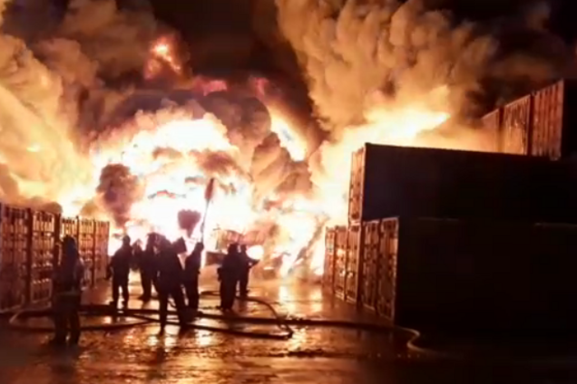Епічність "10 із 10": у Росії спалахнула пекельна пожежа в ангарі з каучуком. Фото й відео