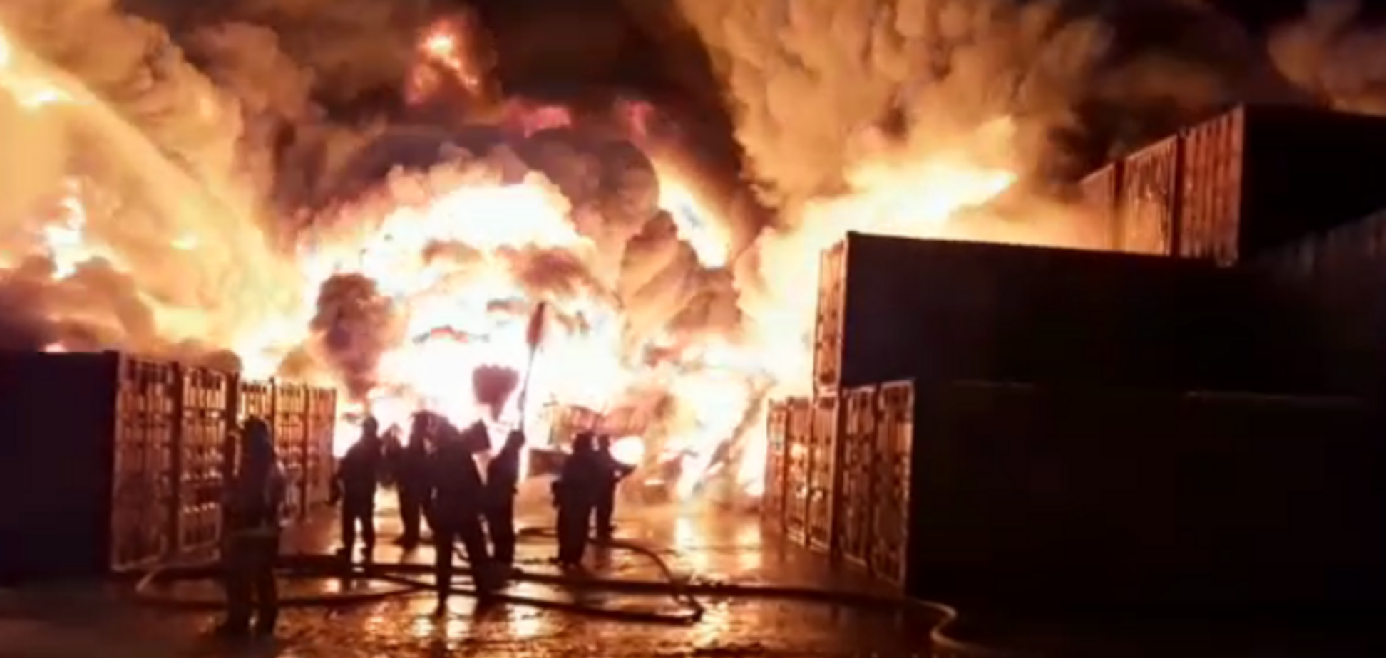 Эпичность '10 из 10': в России вспыхнул адский пожар в ангаре с каучуком. Фото и видео