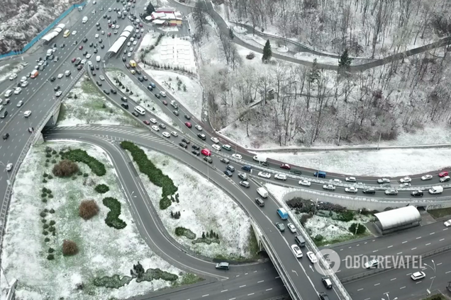 'Ніколи такого не було!' Перший сніг занурив Київ у масштабні затори: унікальні кадри з коптера