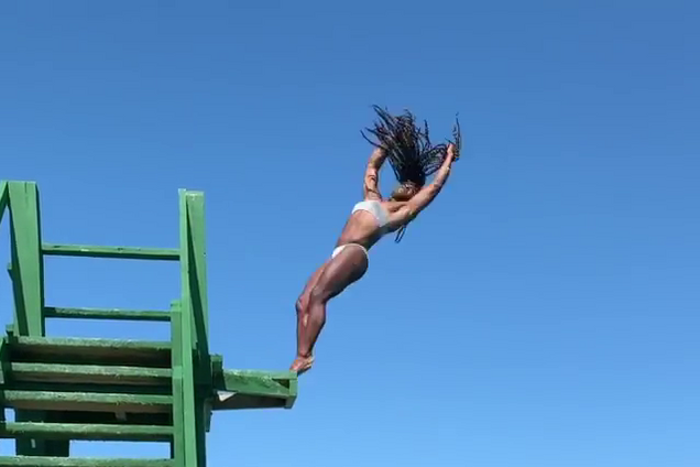 Вражаючий стрибок знаменитої гімнастки зібрав мільйони переглядів
