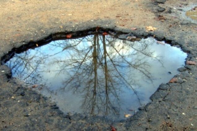 'Обалдеть!' В России асфальт клали прямо в лужу. Видео